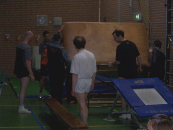 Alle heren helpen met de tafel neerzetten