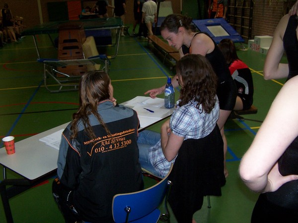 Olga gaat eens even met de jury praten