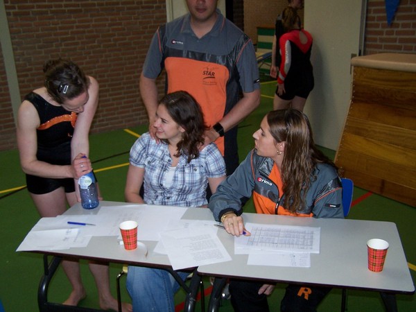 Cindy blaast een onzichtbare kauwgombel