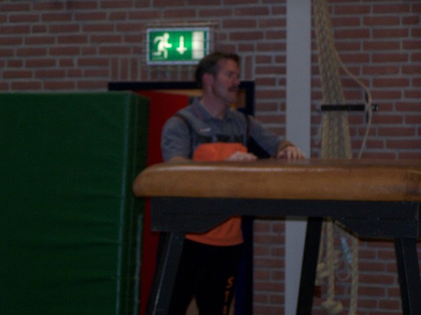 Meester Robin staat klaar bij de tafel