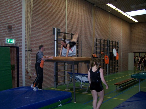 Sonja springt overslag salto