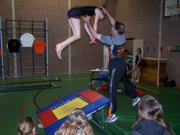 Meester Robin helpt een handje bij de moeilijke sprongen