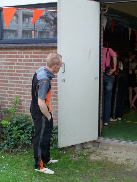 Björn houdt de boel binnen goed in de gaten