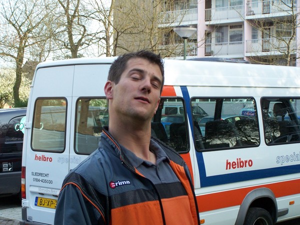 Bart kijkt even aan de binnenkant van zijn ogen