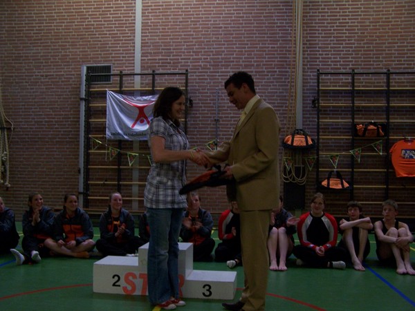 Mirre krijgt de eerste tas van de sponsor Toshiba
