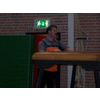 Meester Robin staat klaar bij de tafel