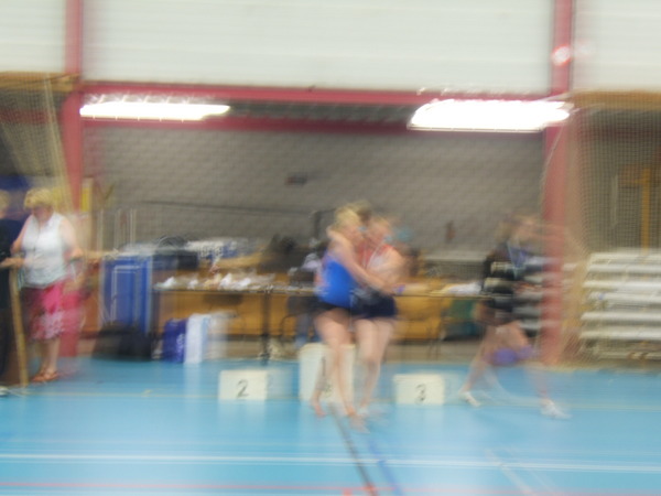Cheryl en Shelly doen een dansje