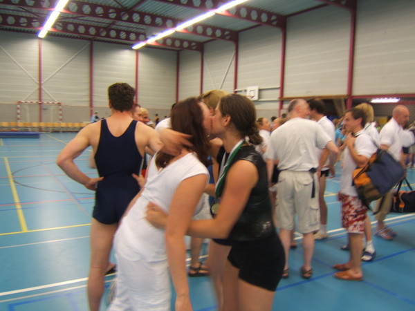 Mirre bijt Fanny in d'r wang