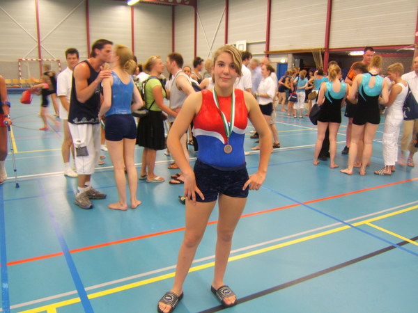 José met medaille, terwijl Leontien Lesly in z'n kont knijpt, en Maurice Natasja opblaast