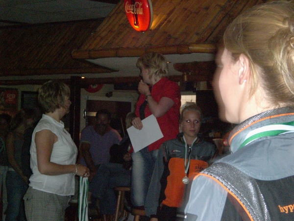 De prijsuitreiking ging verder in de kantine