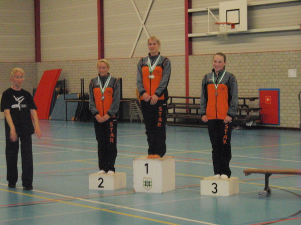 Kim goud, Eline zilver, Lisa brons, en Elly is na een lange dag nog helemaal ontspannen