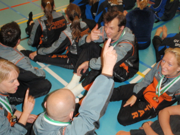 Eline vindt de hand van Nigel machtig mooi