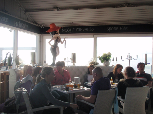 Na afloop lekker eten in een strandtent