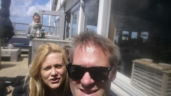 De vrolijke serveerster heeft zich goed aangekleed voor het barre weer