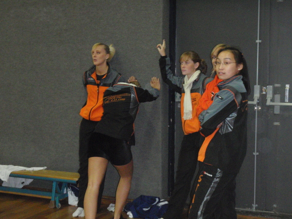 Dames-B doen warming-up