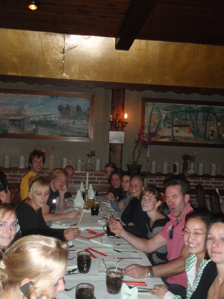 Zoals altijd met z'n allen aan een lange tafel