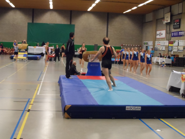 Arnold kijkt wie er achter hem aanspringt