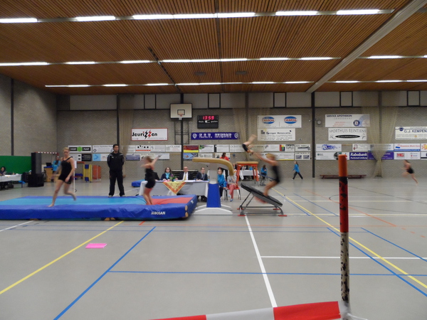 Die ene hele kleine springt bij Tafel hoor