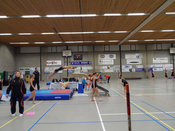 Natasja kijkt of de tramp nog goed staat