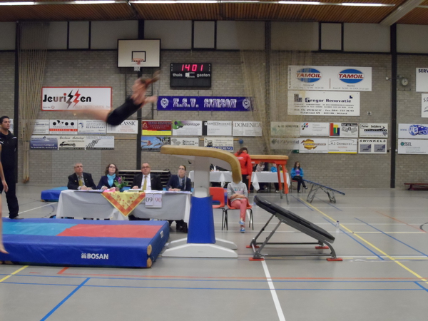 De jury kijkt met gesloten mond