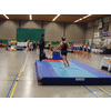 Arnold kijkt wie er achter hem aanspringt