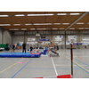 Die ene hele kleine springt bij Tafel hoor