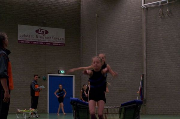 Volksdansen op de achtergrond