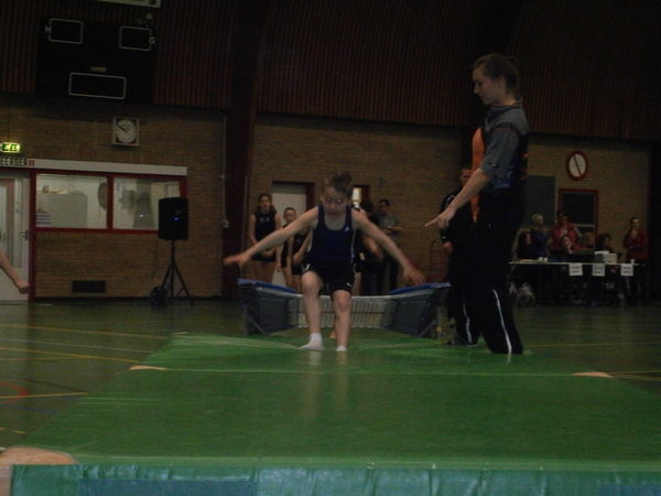 Sonja geeft stiekem een aanwijzing voor de landing