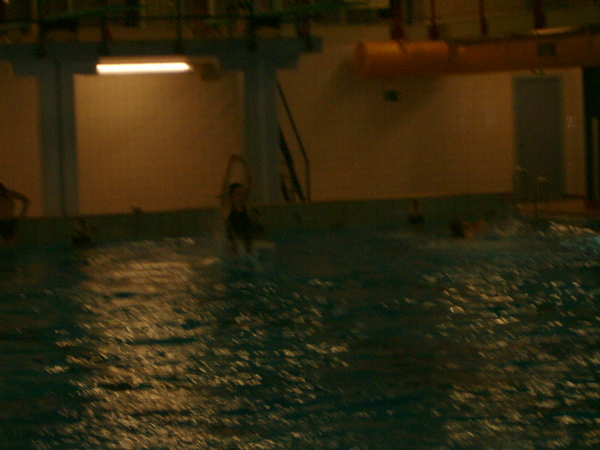 Armen en buik uit het water