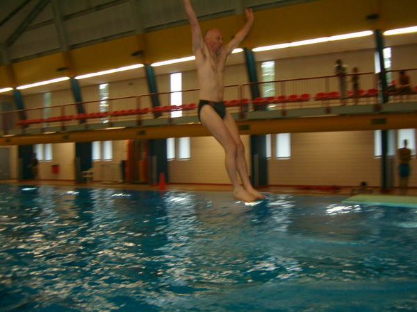 Paul probeert zo netjes mogelijk in het water te komen