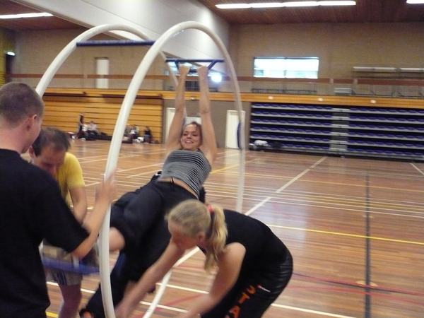 Chantal gaat achterover over Dennis heen
