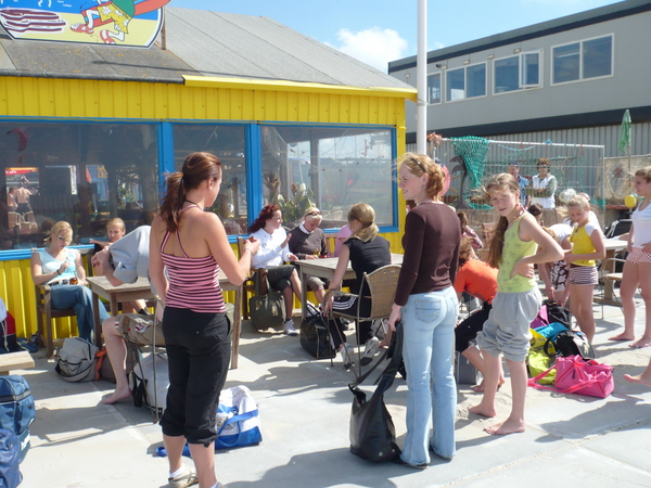 Langzamerhand komt iedereen bij de strandtent aan