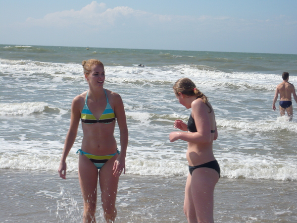 De kitesurfer op de achtergrond doet het niet zo heel erg goed...