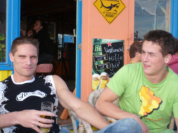 Maurice geniet van z'n biertje