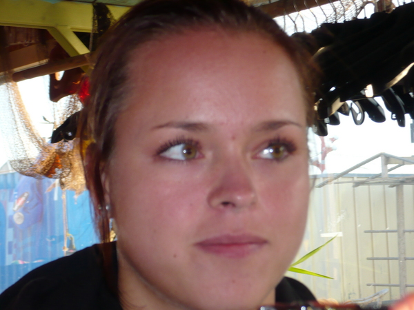 Chantal zit vlak voor de kapstok