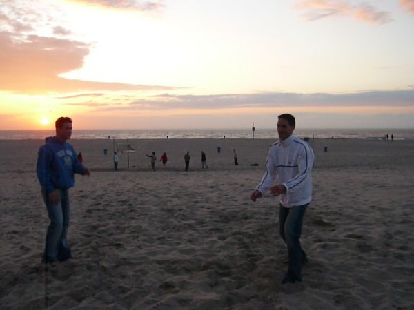 Dennis, Maurice, strand en ondergaande zon. Wat kan er gebeuren?