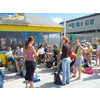 Langzamerhand komt iedereen bij de strandtent aan