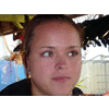 Chantal zit vlak voor de kapstok