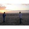 Dennis, Maurice, strand en ondergaande zon. Wat kan er gebeuren?