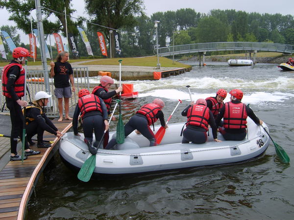 De mixboot klimt aan boord