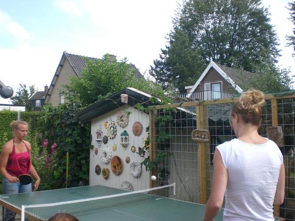 Leontien en Natasja aan het pingpongen