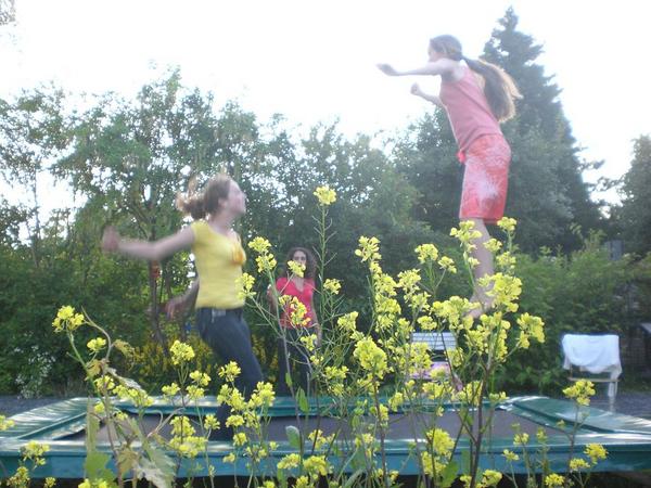 Met z'n tweeën op de trampoline