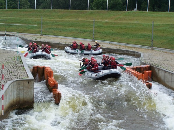 De damesboot wordt achtervolgd door de mixboot