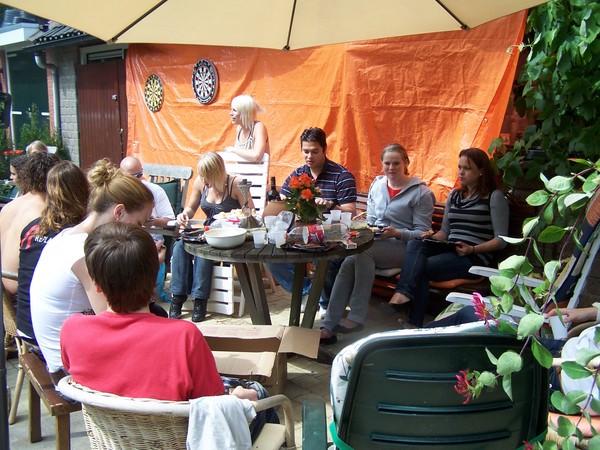 Romantisch met een flesje wijn en een bloemetje