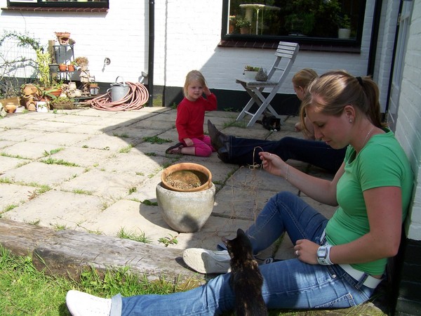 Diandra speelt met de kat