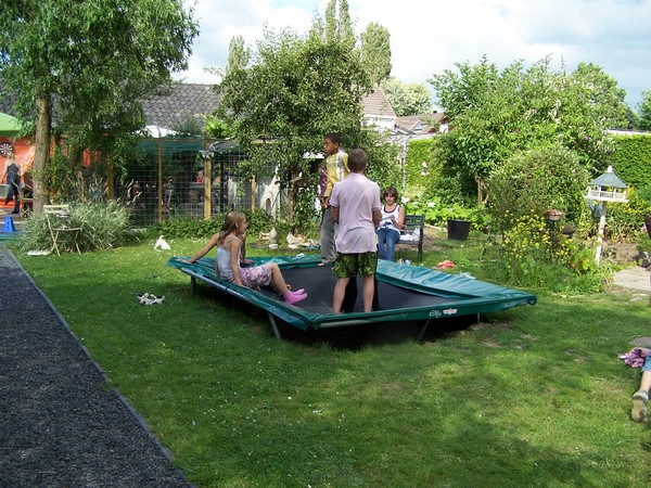 Eén persoon tegelijk op de trampoline