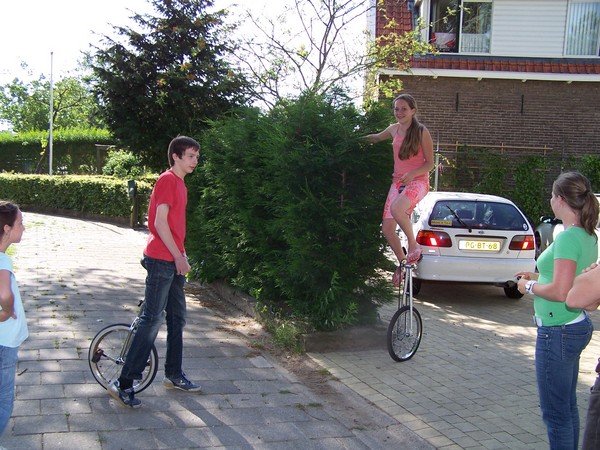 Jaimy doet voor hoe het moet op de hoge eenwieler