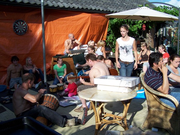 Natasja kijkt even wat Lesly aan het doen is