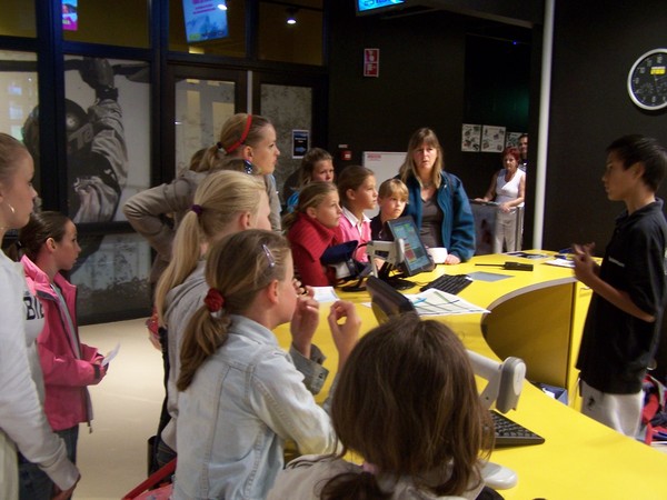 De baliemedewerker legt uit hoe het moet
