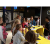 De baliemedewerker legt uit hoe het moet